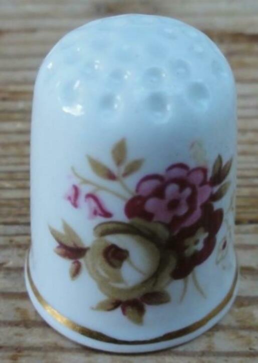 Porseleinen vingerhoedje met bloemen, Verzamelen, Vingerhoedjes, -, -, Ophalen of Verzenden, Zo goed als nieuw