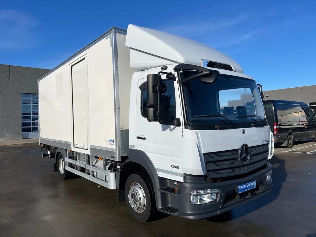 Mercedes-Benz ATEGO 1218 - LAADKLEP DHOLLANDIA 1.500 kg, Auto's, Vrachtwagens, Automaat, Achterwielaandrijving, Euro 6, 180 pk