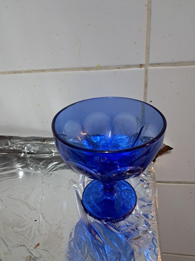 Coupe sur pied Gravé Bleu en verre pressé-Verre à pied Gravé, Enlèvement, Neuf