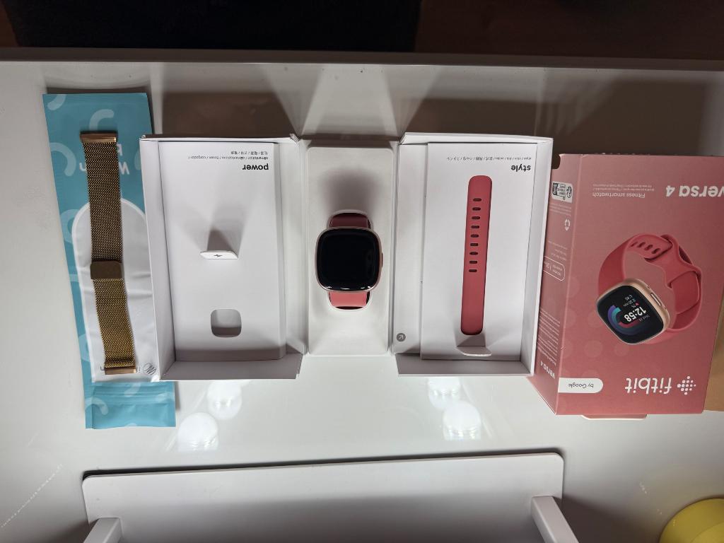 Fitbit versa 4, Étanche, Enlèvement ou Envoi, Rose, Comme neuf