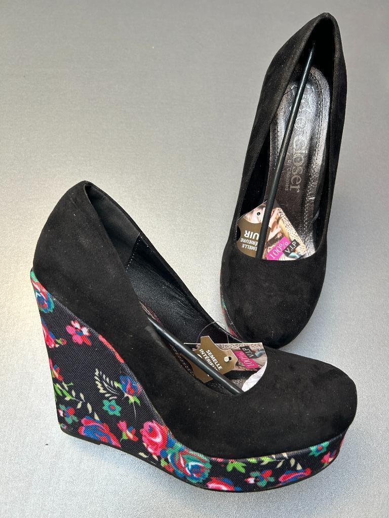 Chaussures noires fleuries Closer by Chaussea -Pointure 38*, Neuf, Enlèvement ou Envoi, Noir, Closer