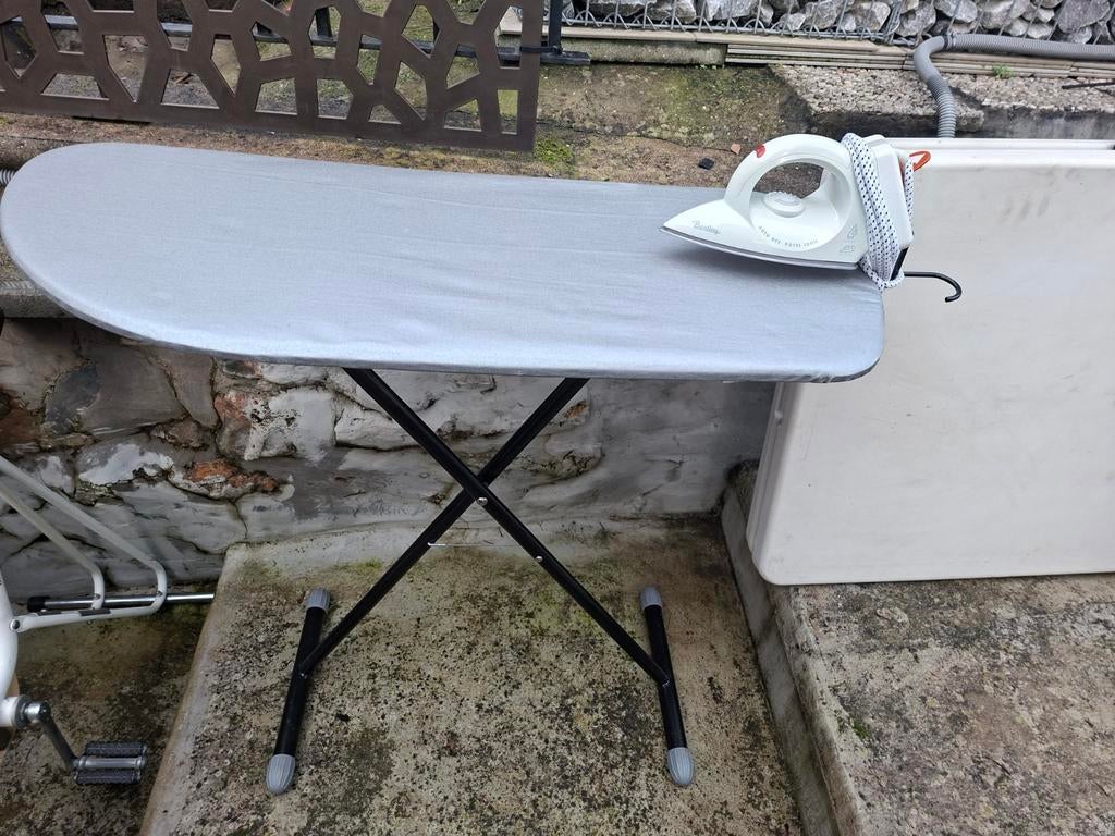 Table à repasser pliable + fer à repasser Bentley., Electroménager, Enlèvement, Comme neuf, Fer à repasser avec cordon