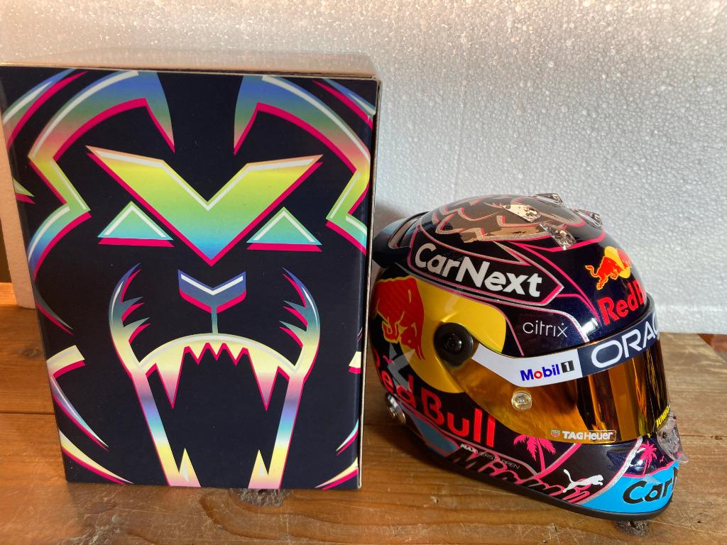 Max Verstappen 1:2 helm 2022 Miami Fanshop Red Bull RB18, Verzamelen, Automerken, Motoren en Formule 1, Ophalen of Verzenden, Nieuw