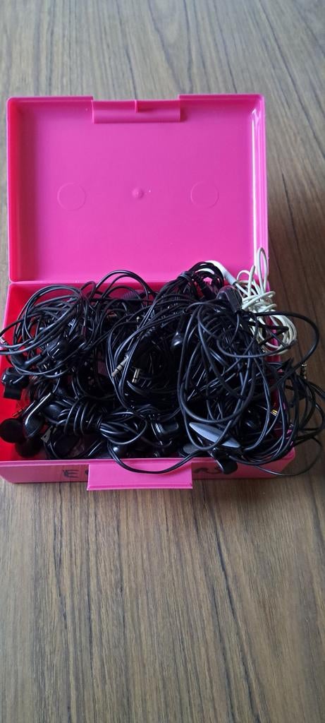 Oude gsm-oortelefoons., Ophalen, Nieuw