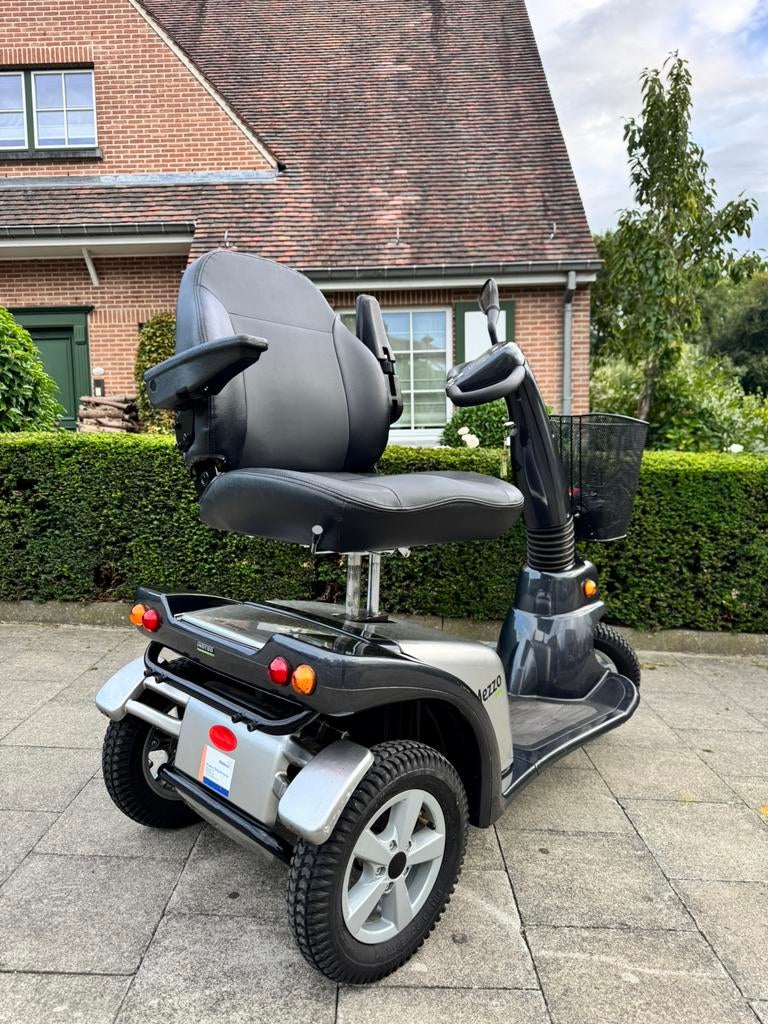 Bijna nieuw L & M Mezzo Scootmobiel inc Nieuwe accu, Diversen, Ophalen of Verzenden, Inklapbaar, Zo goed als nieuw, Elektrische rolstoel