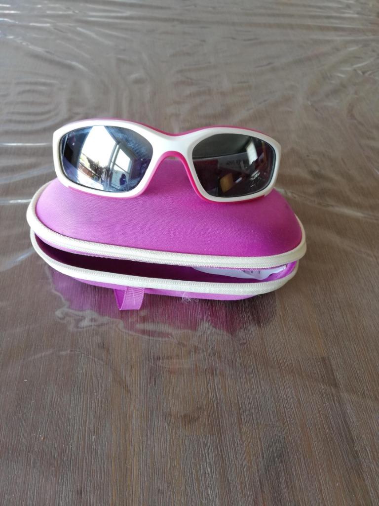 Lunette de soleil enfant avec étui, Enfants & Bébés, Enlèvement, Utilisé