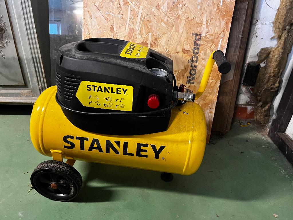 Stanley-compressor, Ophalen, 6 tot 10 bar, Zo goed als nieuw, Minder dan 25 liter