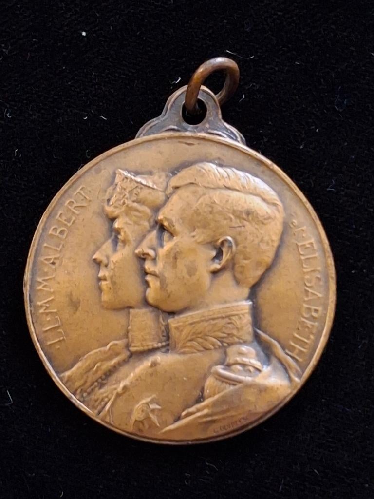 Pendentif médaille Reine Elisabeth - Roi Albert I., Collections, Envoi, Utilisé, Autres types