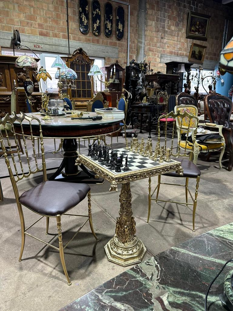 Prachtige schaakbord met bronzen stoelen, Ophalen