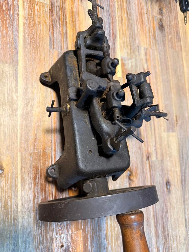 Avoyeuse et affûteuse ancienne, Enlèvement