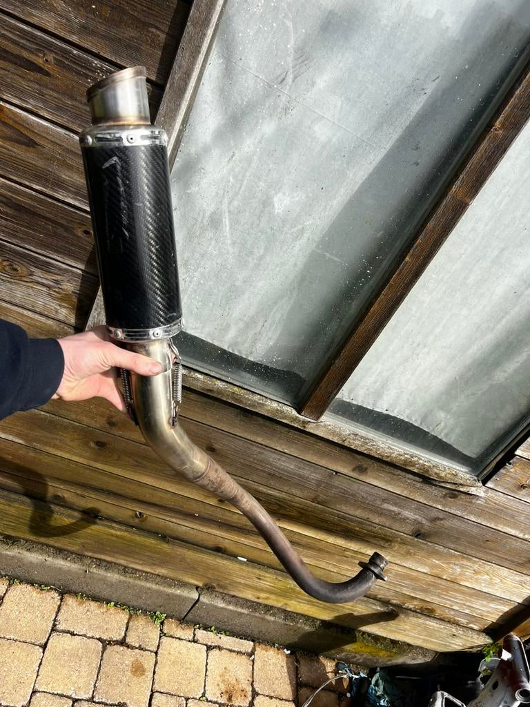 Uitlaat carbon monkey dax, Enlèvement