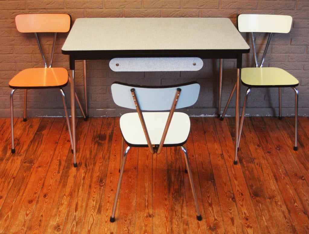 Blauwe Formica Tafel Met lade / + 3 Kleurige Formica Stoelen, Ophalen