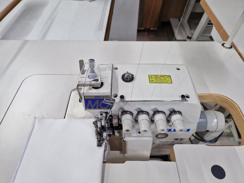 Juki MO-6814 Industriële Overlockmachine – Zo goed als nieuw, Hobby en Vrije tijd, Naaimachines en Toebehoren, Zo goed als nieuw