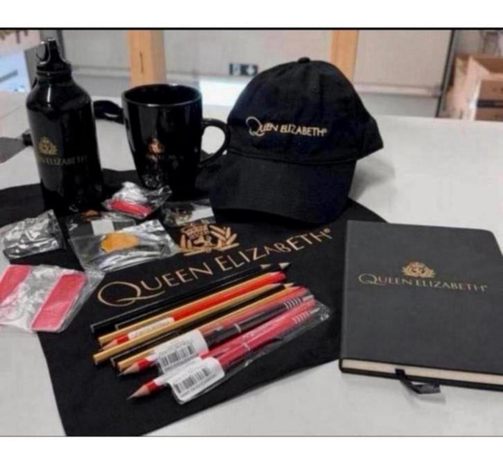 Queen elizabeth II 2 - Pakket, tas pet mok bidon pins boek, Verzamelen, Ophalen of Verzenden, Nieuw, Overige typen