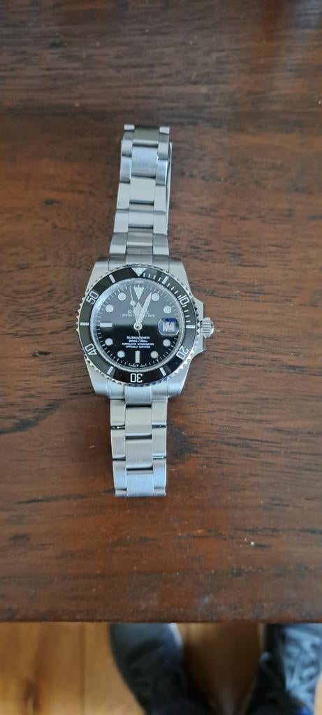 Rolex Submariner avec lunette noire et cadran noir., Montre-bracelet, Rolex, Acier, Envoi