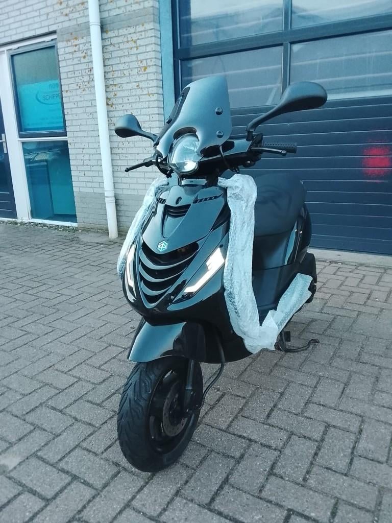 Piaggio Zip 4T Scooter Glans Zwart FULL OPTION (A-KLASSE), Fietsen en Brommers, Handleidingen en Instructieboekjes, Ophalen of Verzenden