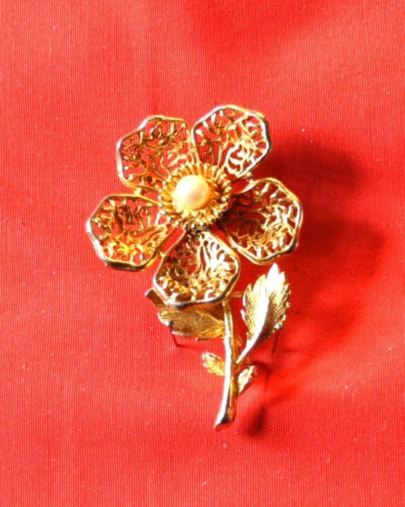 grande broche fleur dentelle et perle (x2095), Handtassen en Accessoires, Broches, Zo goed als nieuw, Overige materialen, 4 tot 7 cm