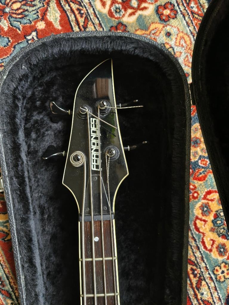 FLYING V basgitaar: Fernandes Vortex Deluxe, Musique & Instruments, Instruments à corde | Guitares | Basses, Enlèvement, Utilisé