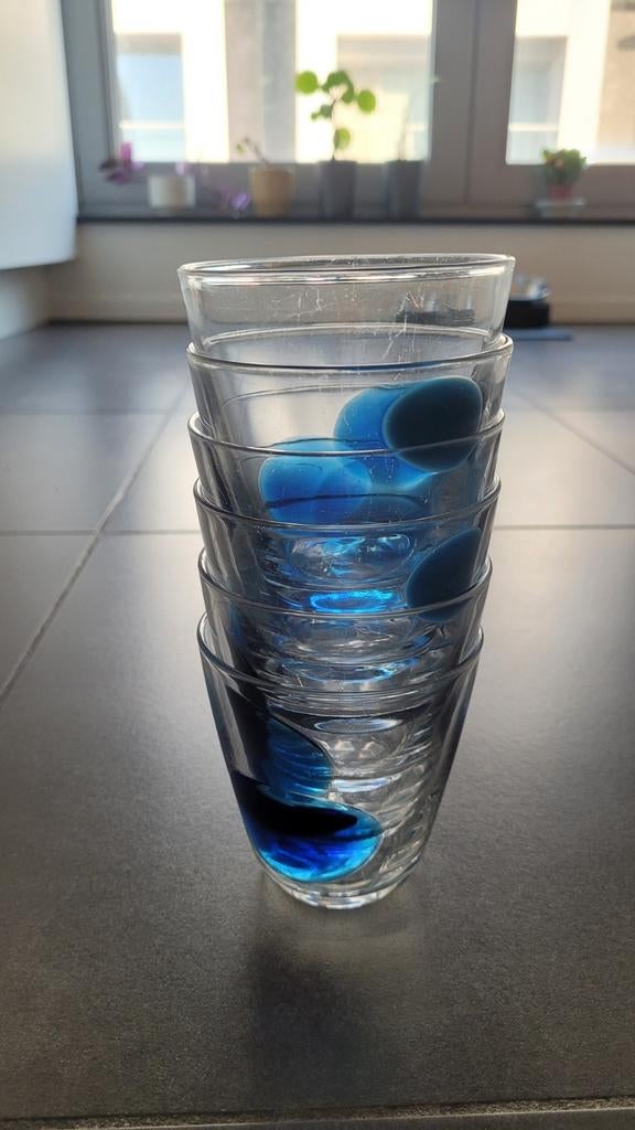 Ikea glazen met blauwe bollen, Enlèvement, Utilisé