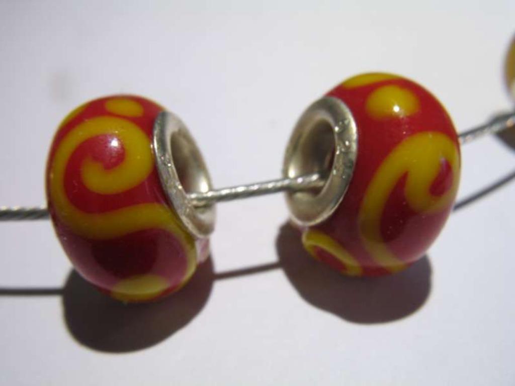 Glas bedel: rood met gele krul, Bijoux, Sacs & Beauté, Bracelets à breloques, Enlèvement ou Envoi, Neuf, Verre ou Cristal, Autres marques