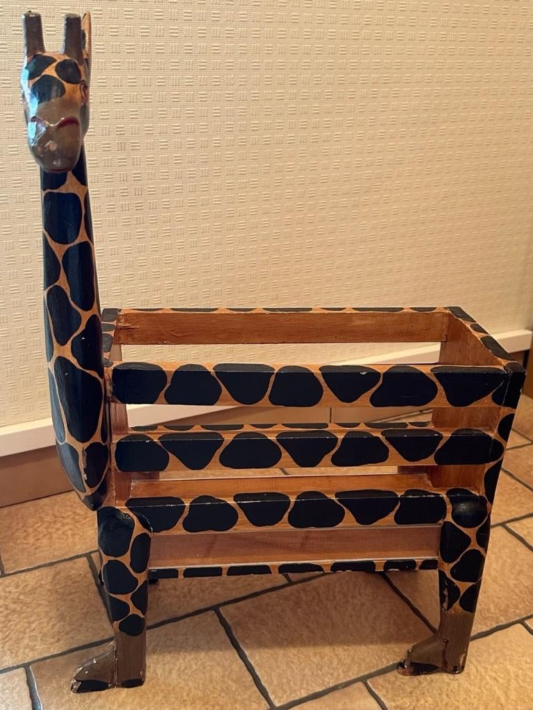 Porte-journaux girafe, Enlèvement