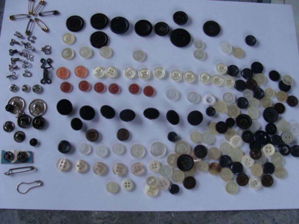 Boutons 140 divers couleurs +agrafe, pression neuf, vintage, Hobby & Loisirs créatifs, Couture & Fournitures, Neuf, Bouton ou Boutons