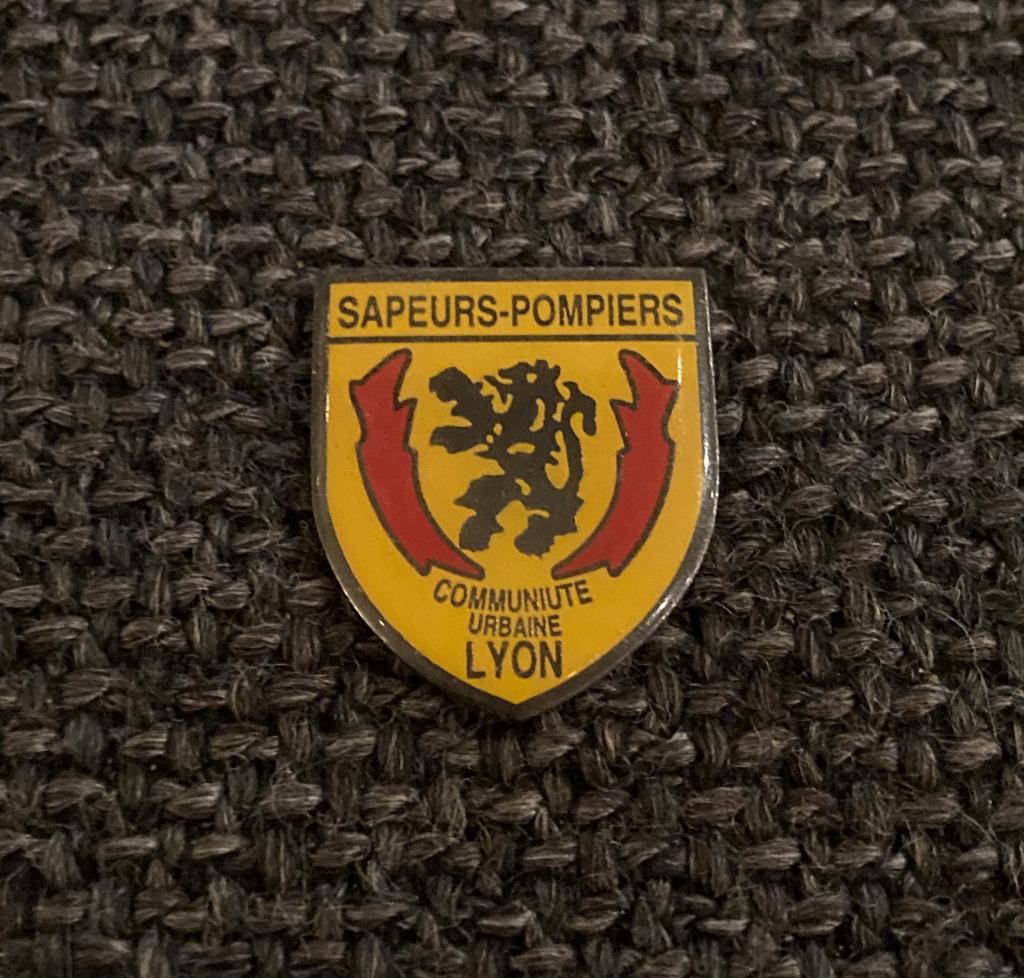 PIN - SAPEURS - POMPIERS - LYON - BRANDWEER, Collections, Envoi, Utilisé, Autres sujets/thèmes, Insigne ou Pin's