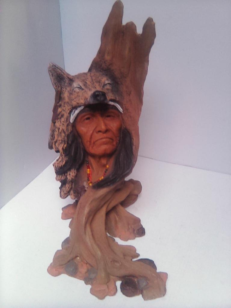 Indiaan figuur met wolf op boomstam - hoogte 32 cm, Antiek en Kunst, Ophalen