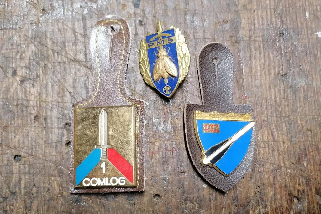 Comlog PMS 402 militaire artillerie-insigne, Verzamelen, Verzenden