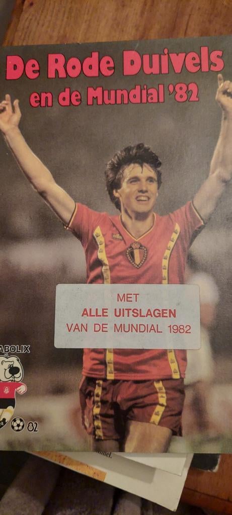 Diables rouges du monde 82, Livres, Enlèvement ou Envoi