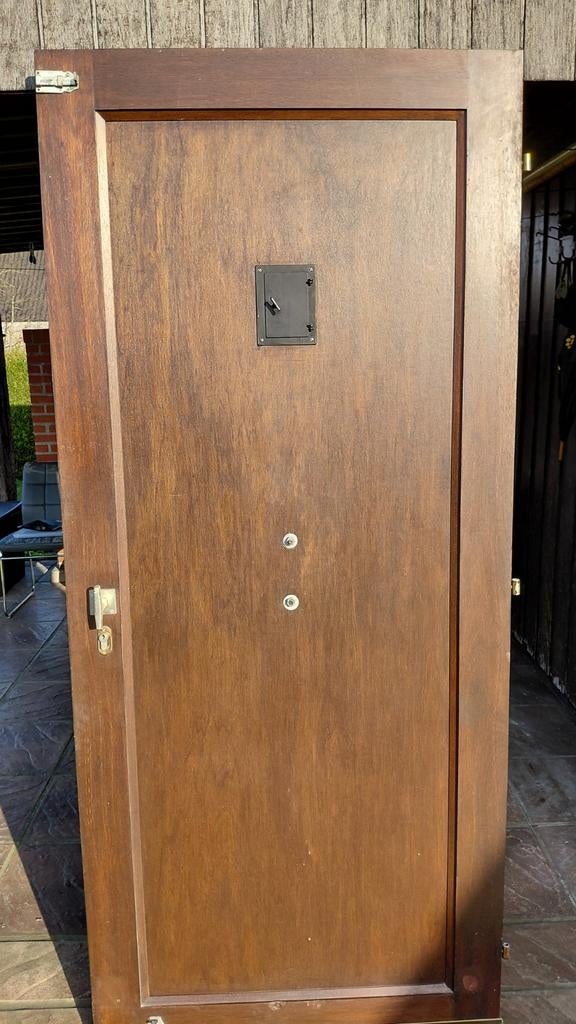 Zeer stevige houten voordeur, Ophalen