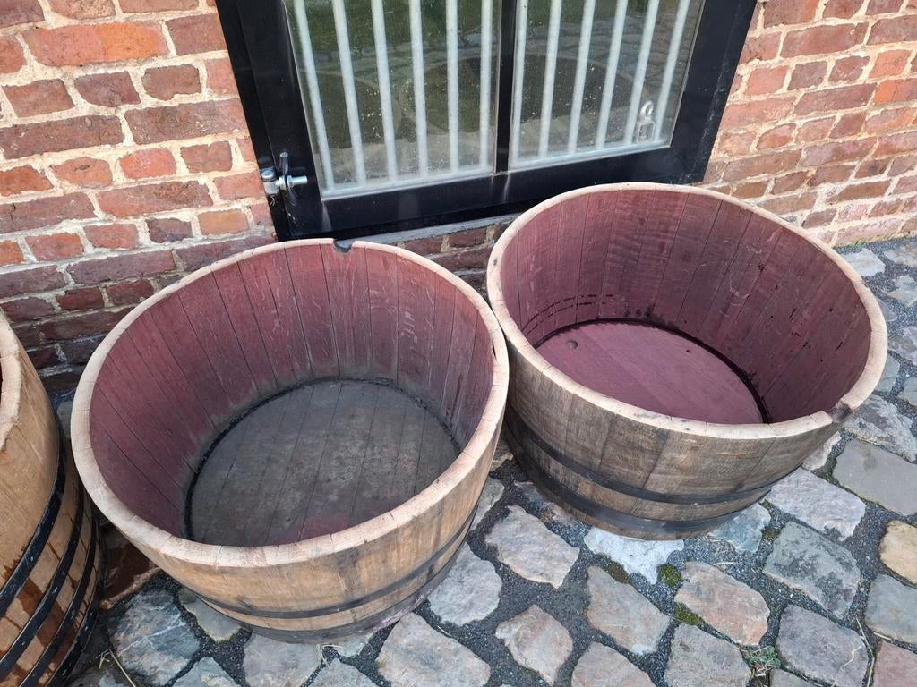 Un demi-tonneau à vin en chêne bordelais et bordeaux en guis, Enlèvement