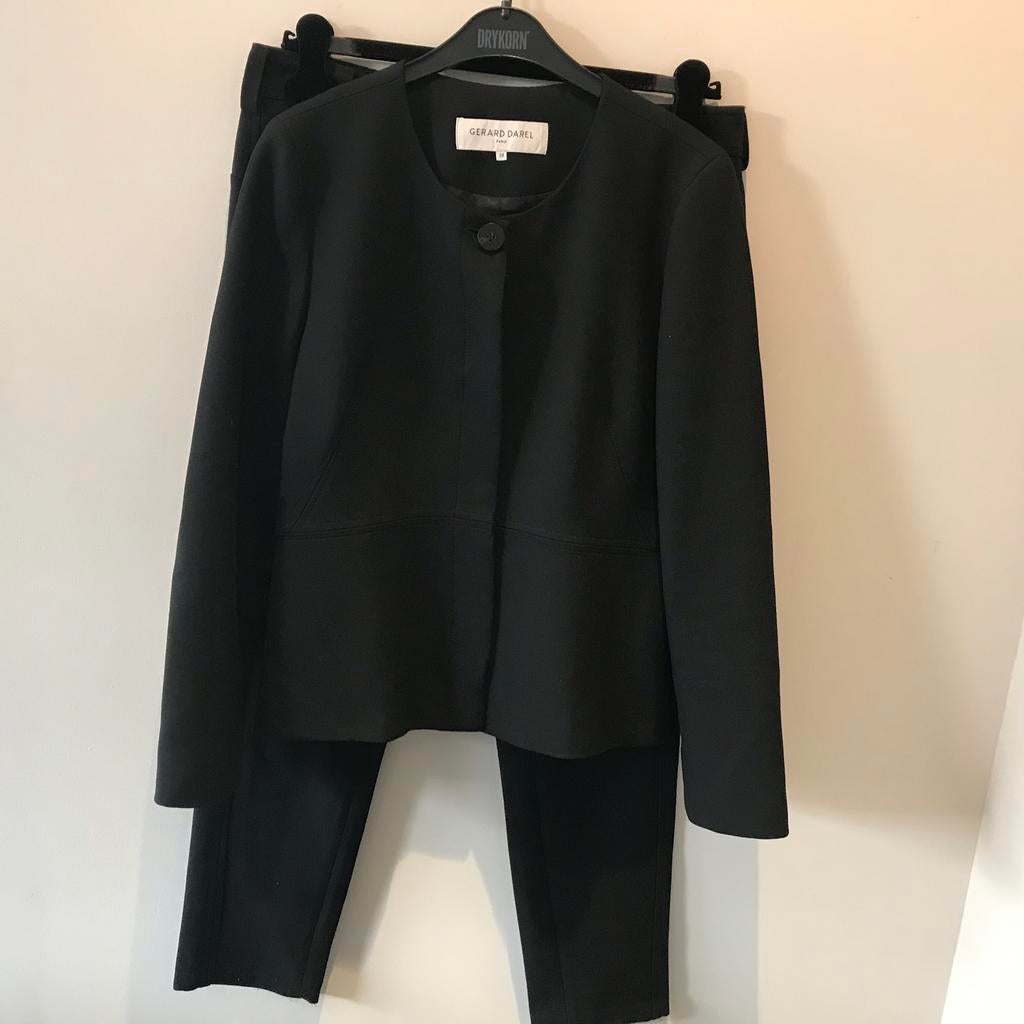 Zwart ensemble van Gerard Darel, maat 38/ 40, Taille 38/40 (M), Comme neuf, Costume ou Complet, Noir