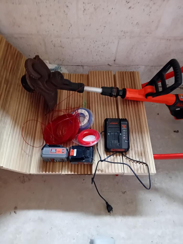 Trimmer 3 zware batterijen met lader en spoeldraad, Tuin en Terras, Ophalen