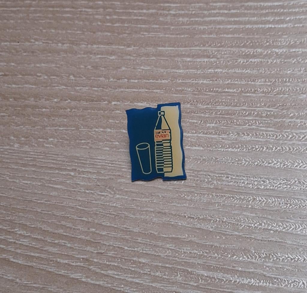 PIN - EVIAN - WATER - EAU MINÉRALE, Verzamelen, Verzenden, Gebruikt, Merk, Speldje of Pin