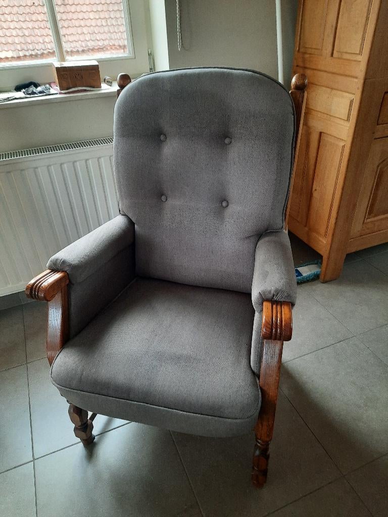 Klassieke fauteuil met stoffen bekleding en houten onderstel, Huis en Inrichting, Fauteuils, Ophalen, Gebruikt, Stof, 50 tot 75 cm