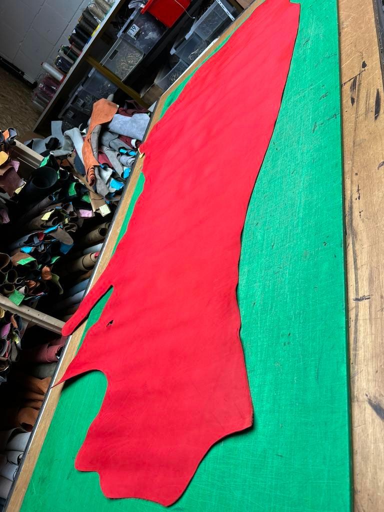 Rode kleur halve huid 1.5 mm dikte stug en glad lap A198, Hobby en Vrije tijd, Ophalen of Verzenden, Zo goed als nieuw