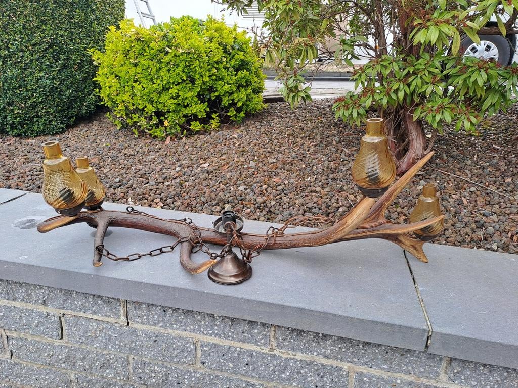 Lustre en bois de cerf, Enlèvement, Bois