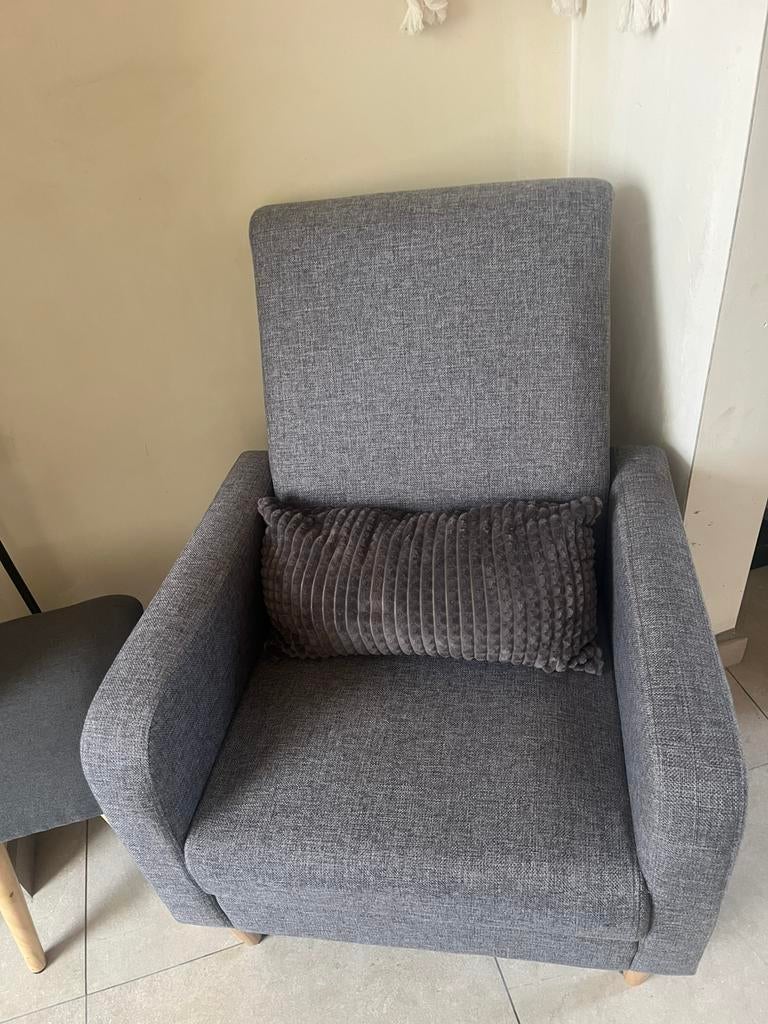 Alleenstaande grijze zetel + poef (Zo goed als nieuw), Ophalen, 75 tot 100 cm, Zo goed als nieuw, 50 tot 75 cm