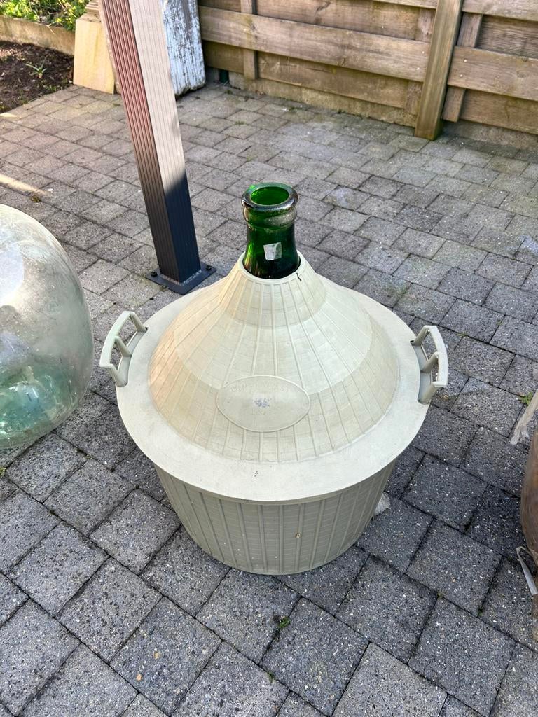 Mooie Dame Jeanne in plastiek bescherm mand, Ophalen