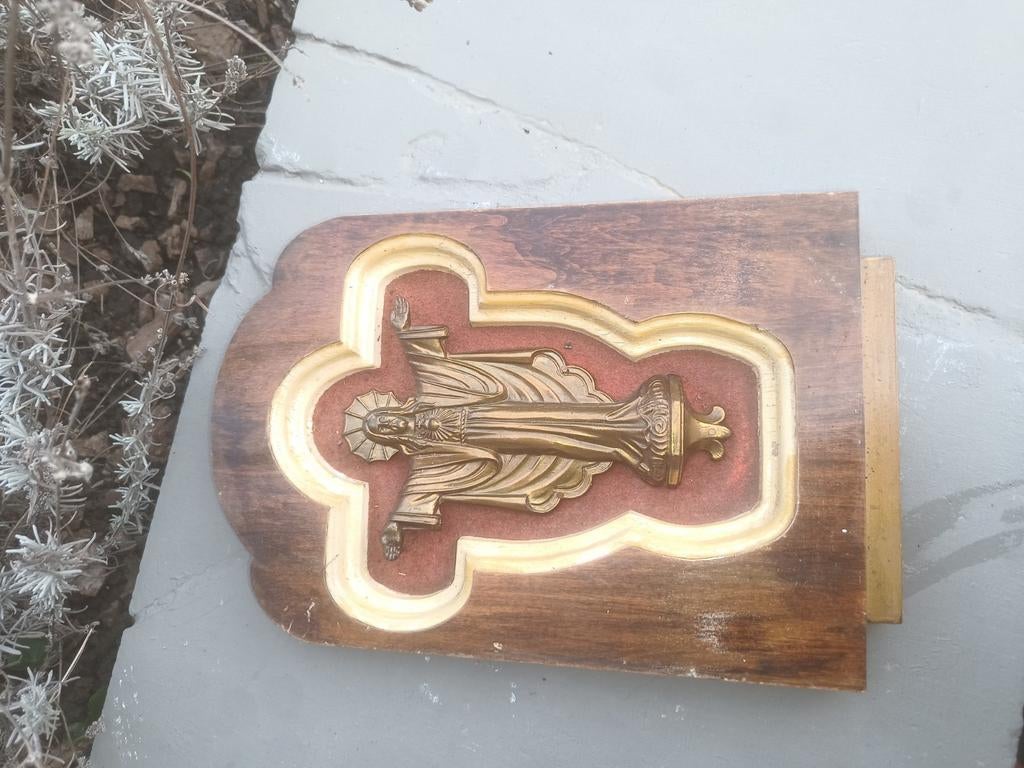 Mooi schrijn : houten plank en koper beeld, Ophalen of Verzenden