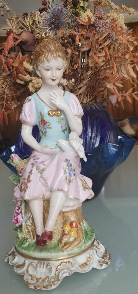 Geërfd.Derby Antieke beeld. Uit 1887-1890, Verzenden