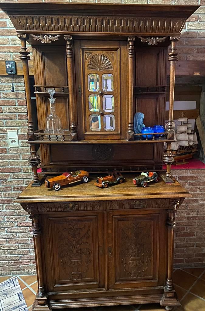 Ancien buffet tète de lion, Maison & Meubles, Armoires | Buffets, Utilisé, Enlèvement