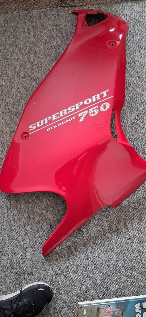 Capot latéral droit de la Ducati 750ss 1993, Enlèvement