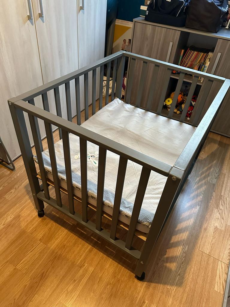 Parc Pericles Gris sur roulettes, Enfants & Bébés, Parcs, Utilisé, Rectangulaire, Réglable en hauteur, Tapis de parc, Roulettes