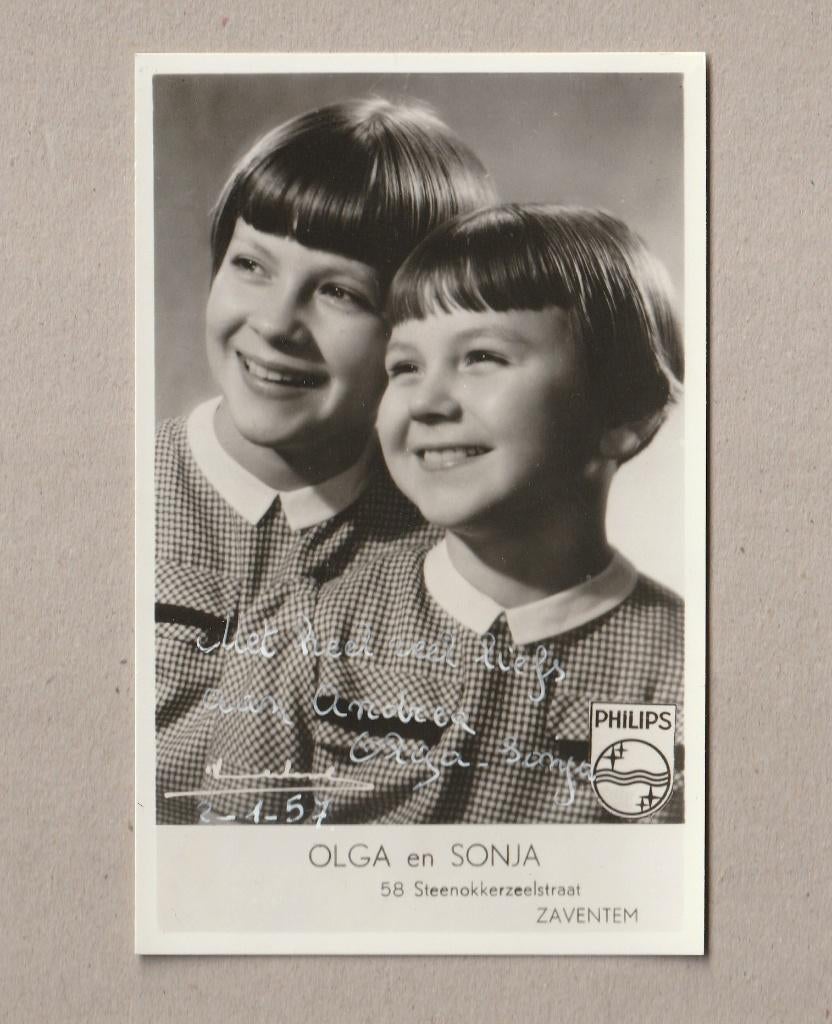 Olga en Sonja (zangeressen, foto uit 1957), Verzamelen, Muziek, Artiesten en Beroemdheden, Ophalen of Verzenden, Zo goed als nieuw