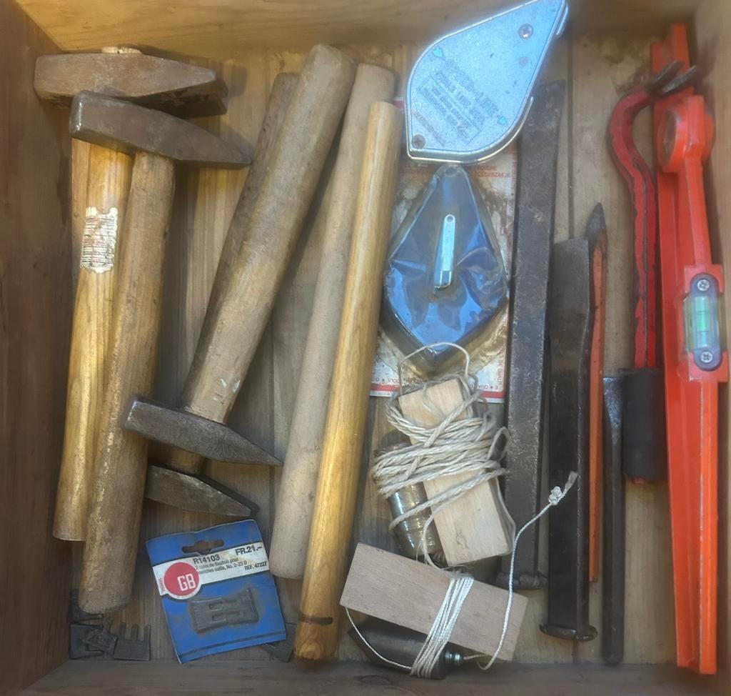 Oud gereedschap 17 stuks:hamers,koevoet,waterpas,loodjes enz, Ophalen, Gebruikt