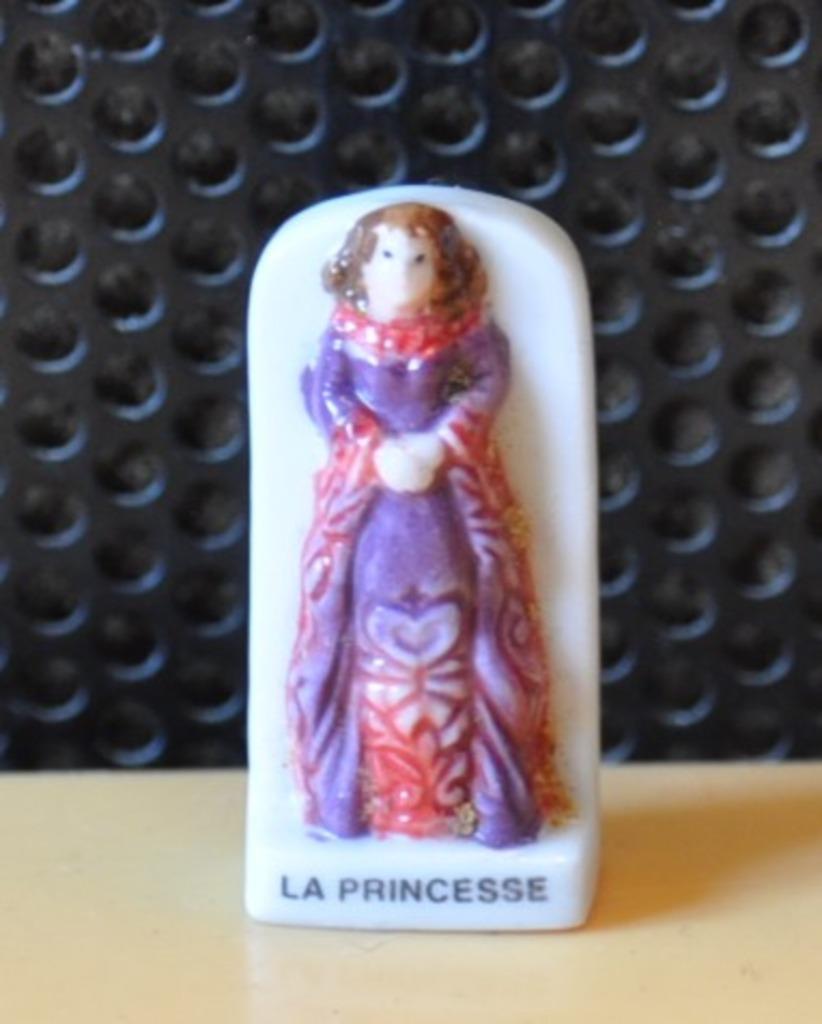 feve en porcelaine puy du fou la princesse, Enlèvement ou Envoi, Comme neuf