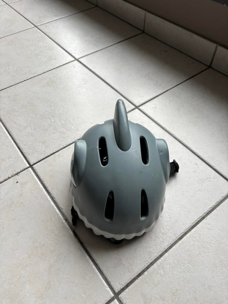 Fietshelm grijs Haaienhelm met licht, Fietsen en Brommers, Fietsaccessoires | Fietshelmen, Zo goed als nieuw, Jongen, Ophalen
