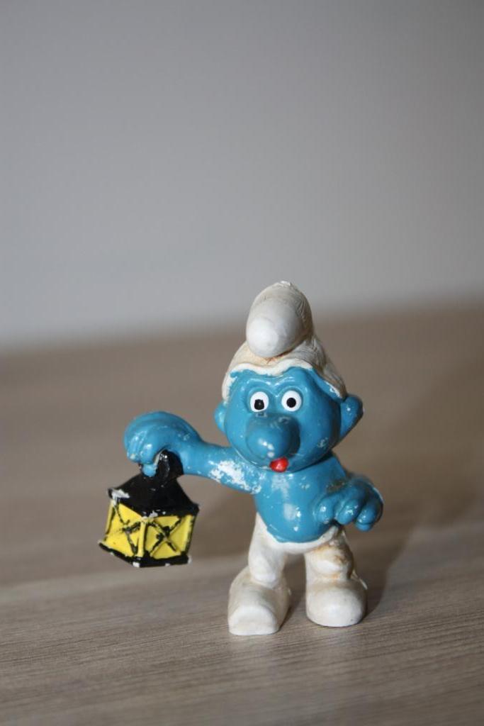 Oude Smurf , Peyo , variant ZWARTE LANTAARN , 1977 schleich, Ophalen of Verzenden, Smurfen, Gebruikt, Beeldje of Figuurtje